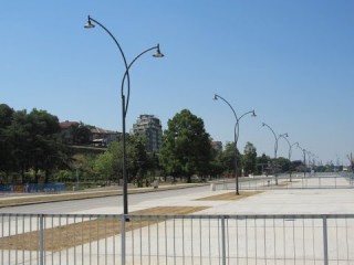      Концесионерът „Порт Пристис“ ООД, където участие имат общо 4 дружества, носи отговорност за бетонната зона между транспортната алея и реката