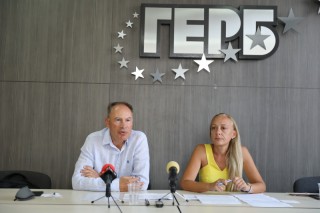 Всеки път материали се внасят без икономическа и финансова обосновка, твърди председателят на групата Бедрос Пехливанян
