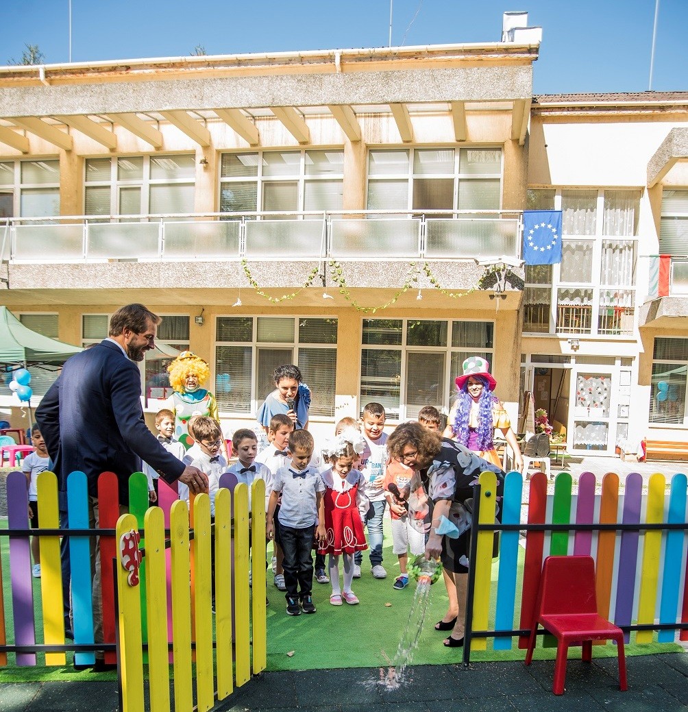 КАОЛИН дари детска площадка и зарадва истински децата от  градината във Ветово 