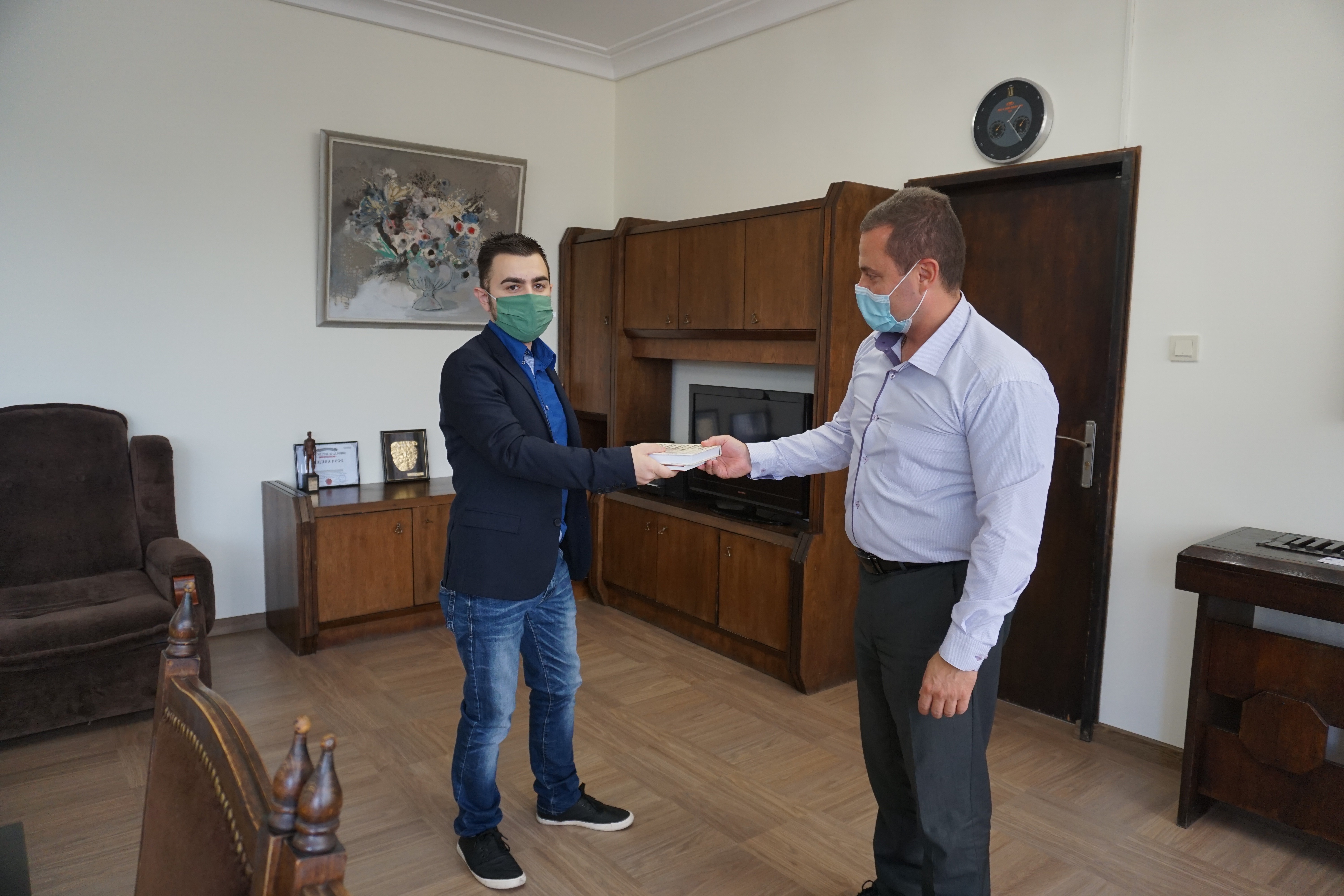 Кметът Пенчо Милков дари книги за фонда на читалището в град Глоджево