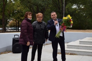 Зам. кметът Енчо Енчев подари от името на Общината много настроение на хората от дом 