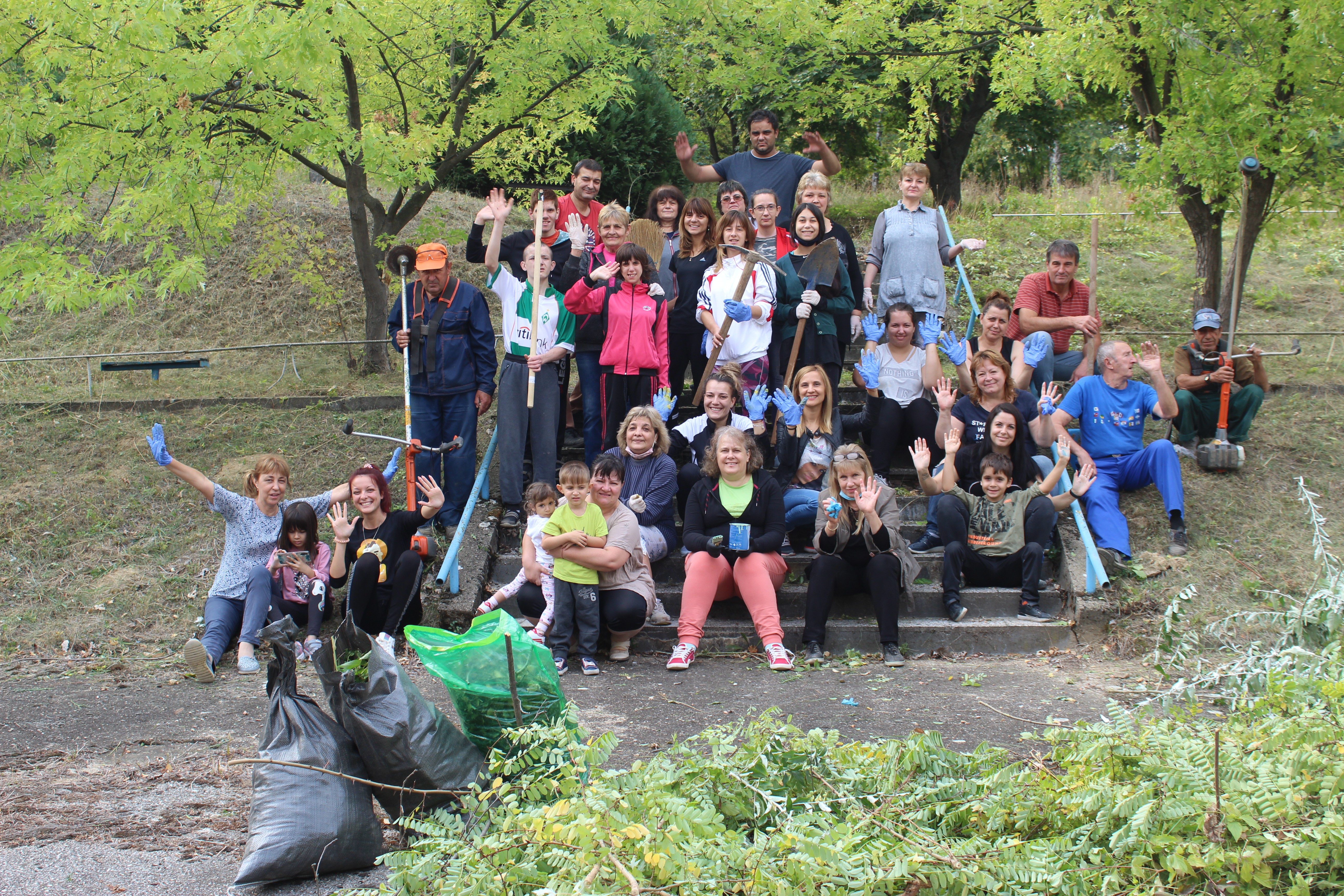 Кметът на Русе, общински служители и доброволци чистиха детски площадки и градинки