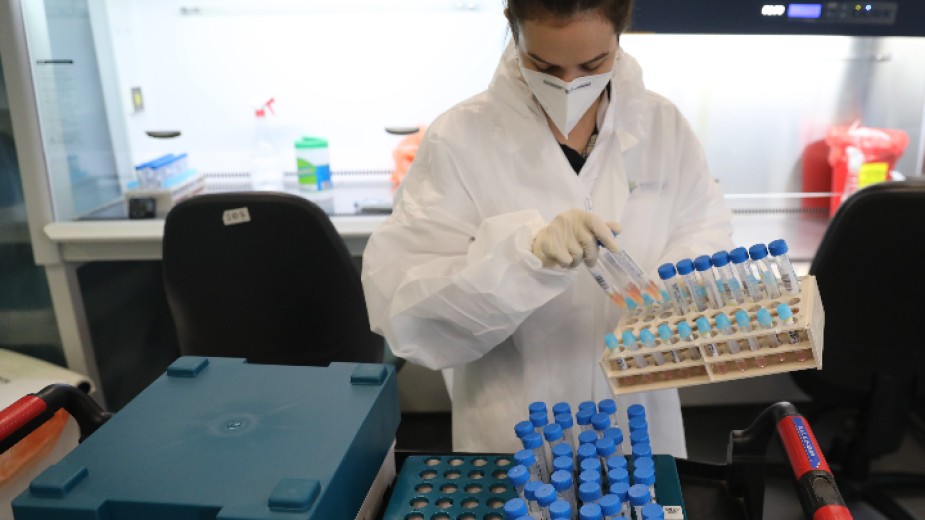 Как се правят 7442 PCR теста за коронавирус за ден в България?