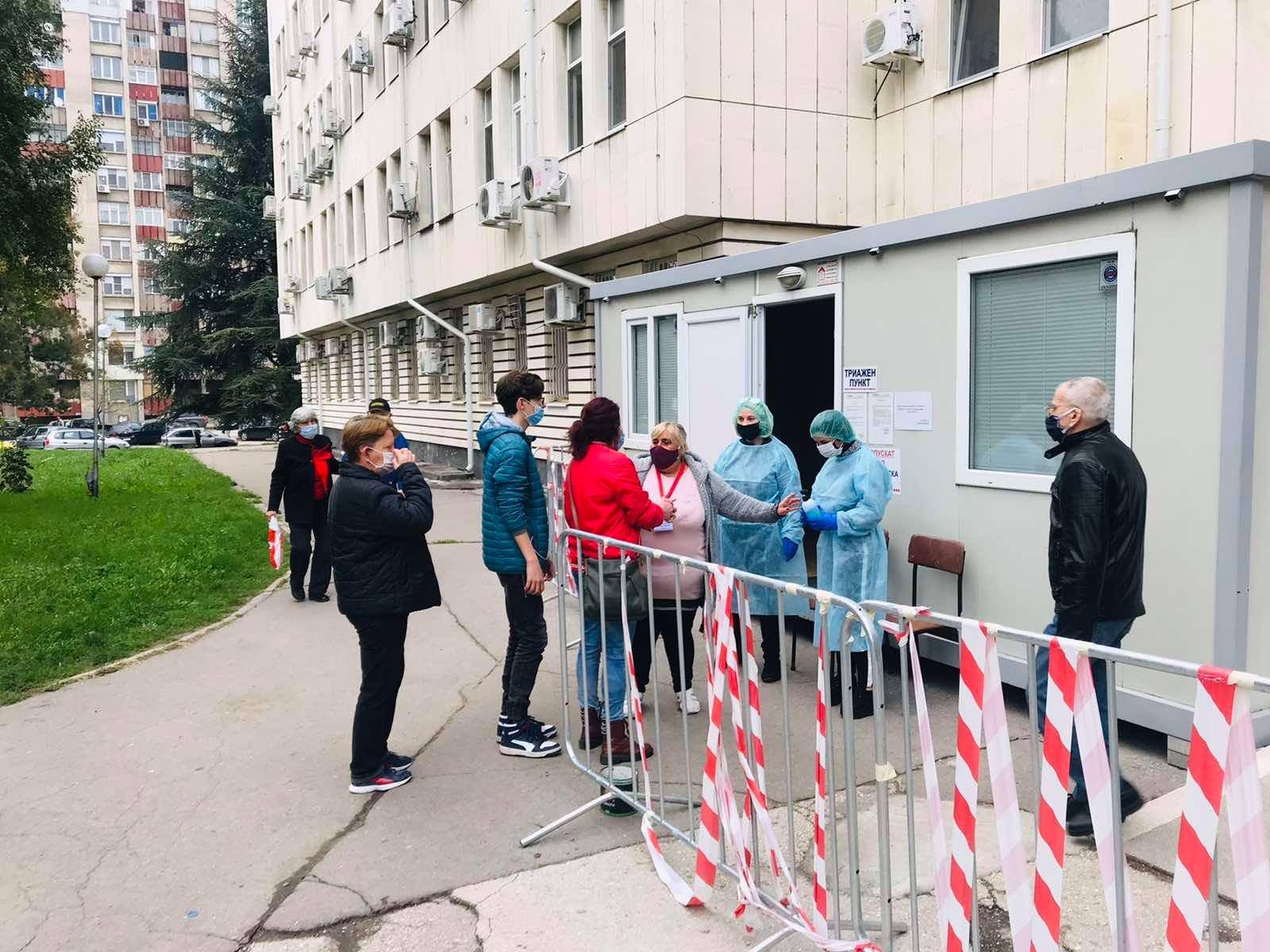 Доброволци от структурите на ГЕРБ в Русе подпомагат екипите на болниците