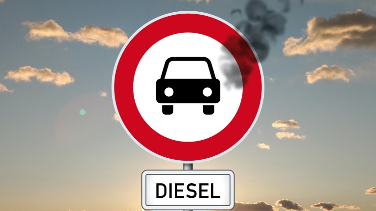 Великобритания ще забрани предсрочно продажбата на нови бензинови и дизелови коли
