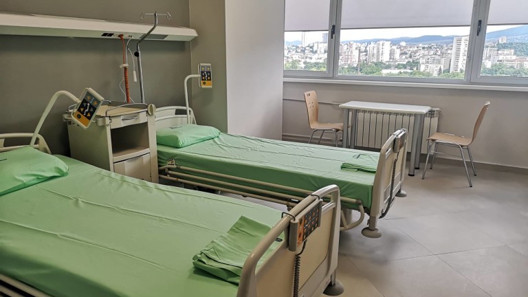 Повече болнични COVID- 19 легла в университетските болници от днес