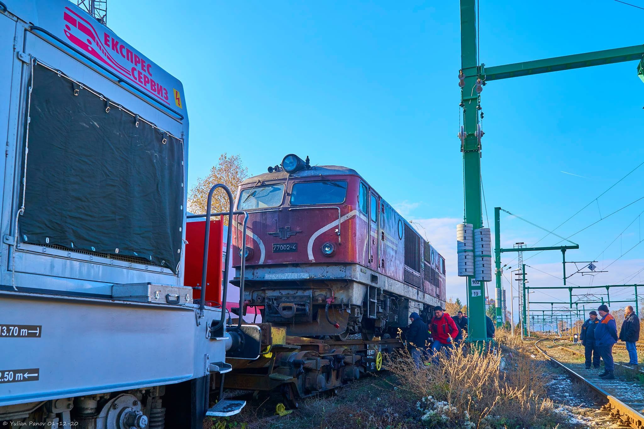 Завърши успешното натоварване на  теснолинейния локомотив 77-002 след уникална според ж.п. експерти операция