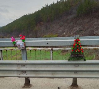 На днешната дата Община Бяла почита ежегодно  с венец на мястото на голямата трагедия паметта на жертвите