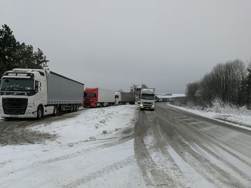 Пътят Русе- Бяла е затворен заради заседнали ТИР-ове на Мойсеевия баир