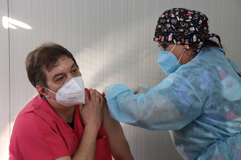 Още 100 души от работещите в лечебни заведения „Медика“ ще бъдат ваксинирани до петък