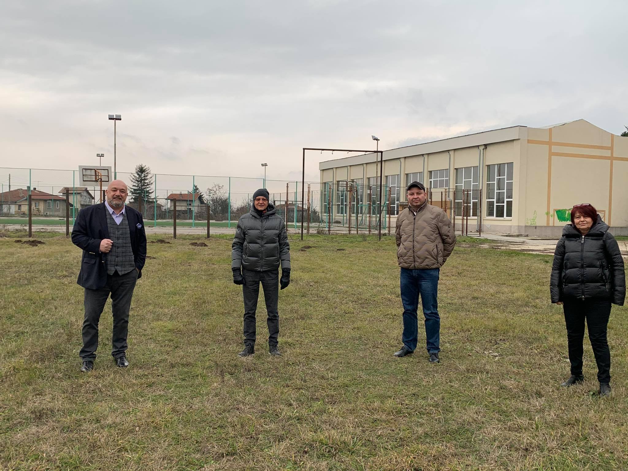 Министър Кралев инспектира терените за три нови футболни игрища в областта