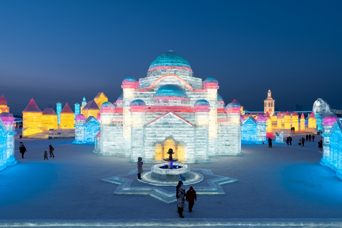 Зрелищен град от сняг и лед се издига в Китай
