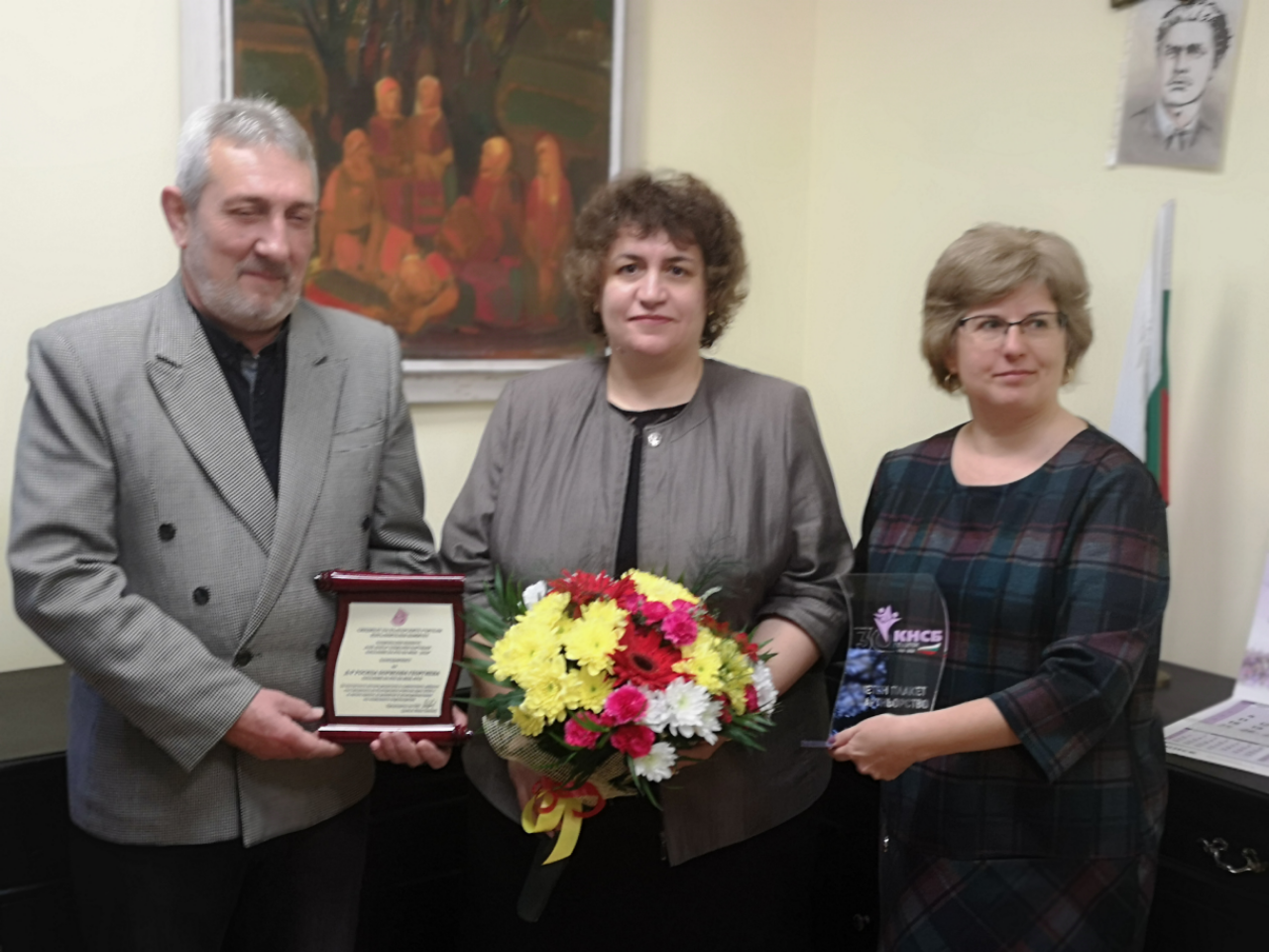 Началникът на РУО д-р Росица Георгиева с две награди от синдикатите за успешно партньорство