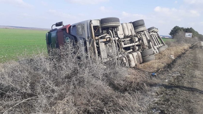 Ураганен вятър  обърна три ТИР-а в Русенско, водачите не са пострадали 