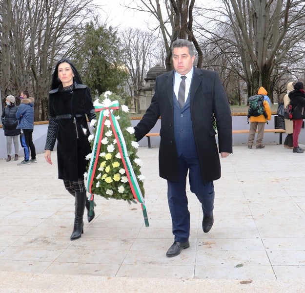 Областният управител Галин Григоров положи венец и цветя пред паметника на Васил Левски в Русе