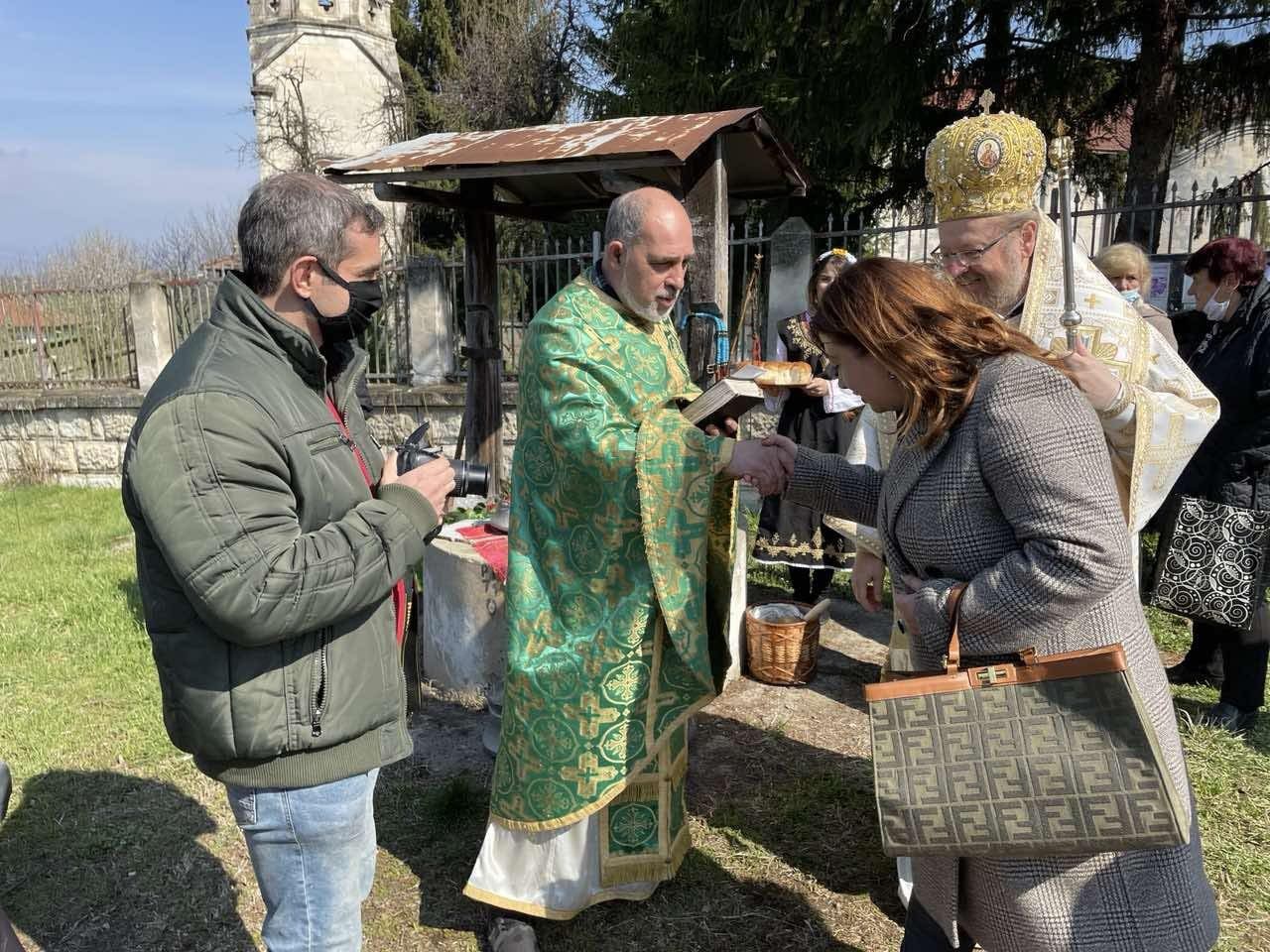 Алисе Муртезова направи дарение за храма в Ново село