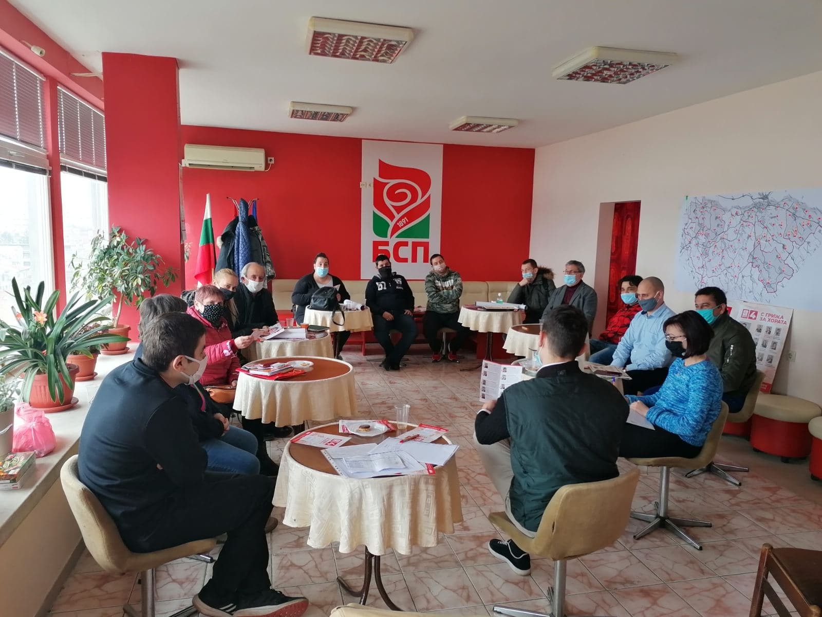Кандидати от листата на коалиция БСП за България в Русе се срещнаха с жители на квартал 