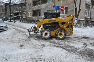 За последните няколко часа в региона е натрупана тънка снежна покривка, която не надвишава 3 – 4 см.