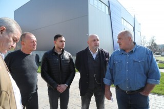Борисов разгледа новата многофункционална спортна зала, за която правителството отпусна през 2019 г. 1 800 000 лева на община Бяла