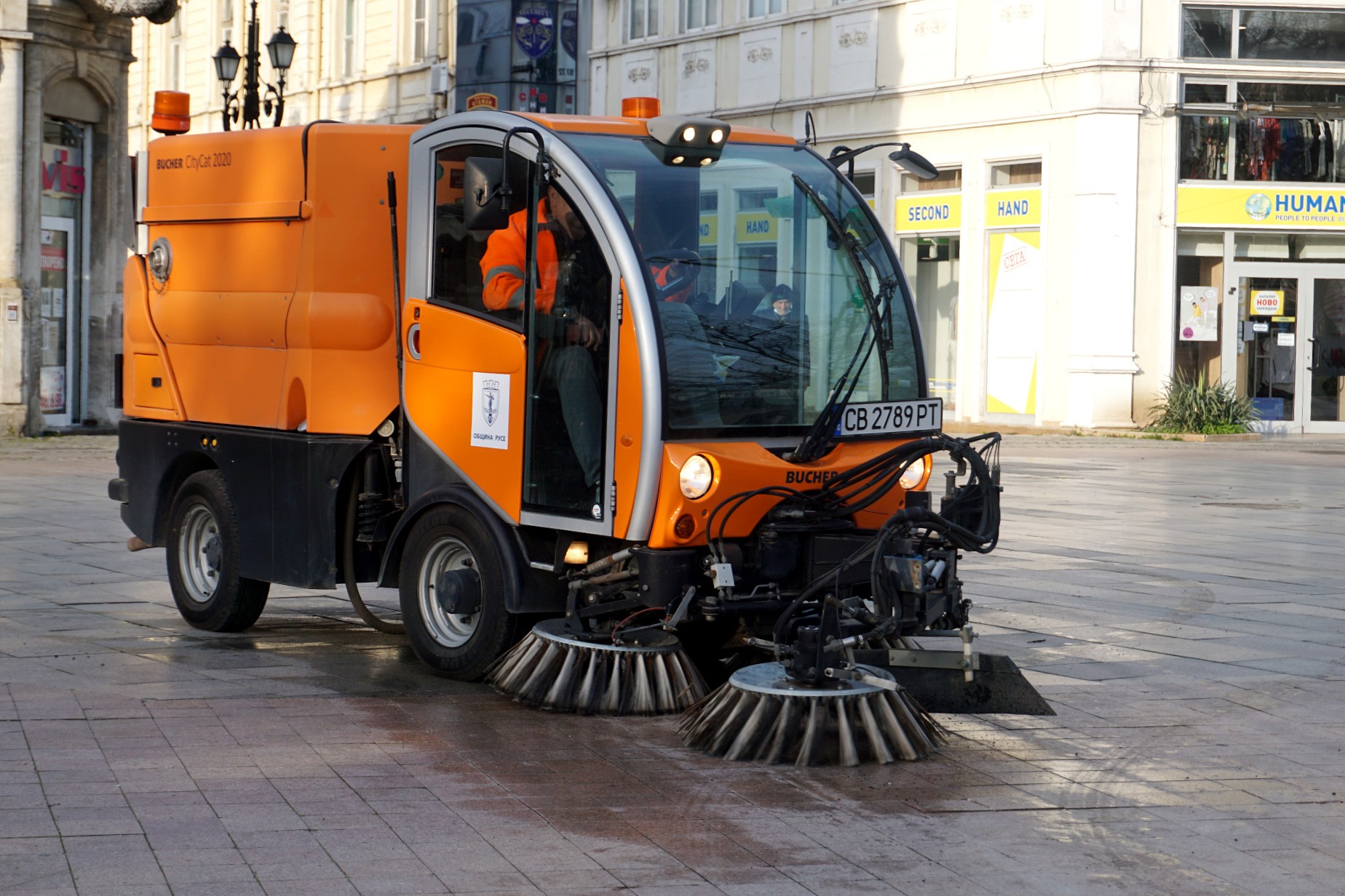 Модерни многофункционални машини чистят от днес градските улици и площади в Русе