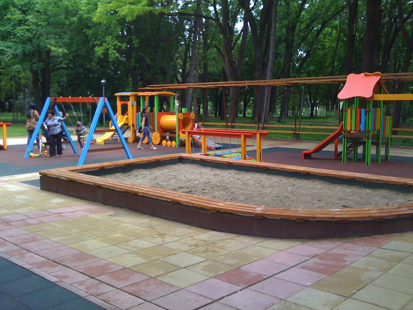 Освежават пясъчниците на детските площадки в Русе