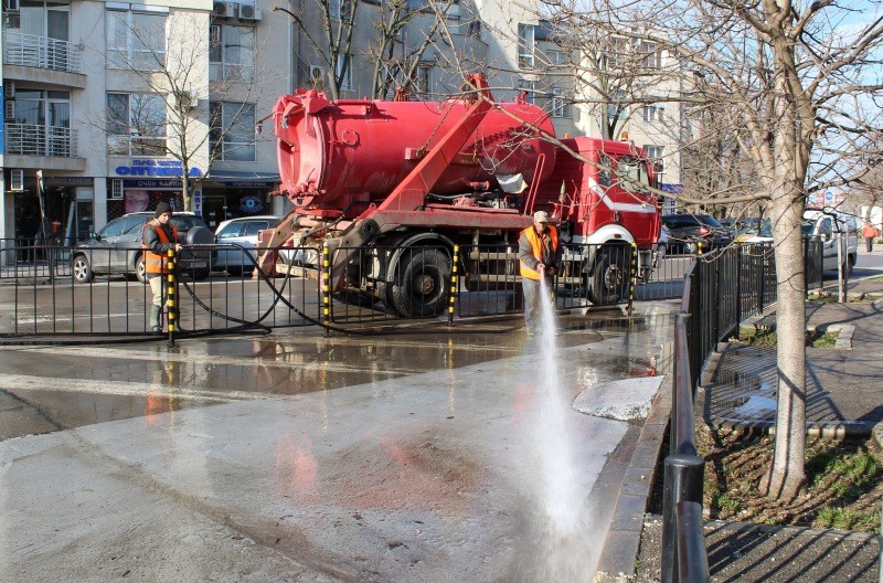 Започва миенето на улиците и булевардите в Русе
