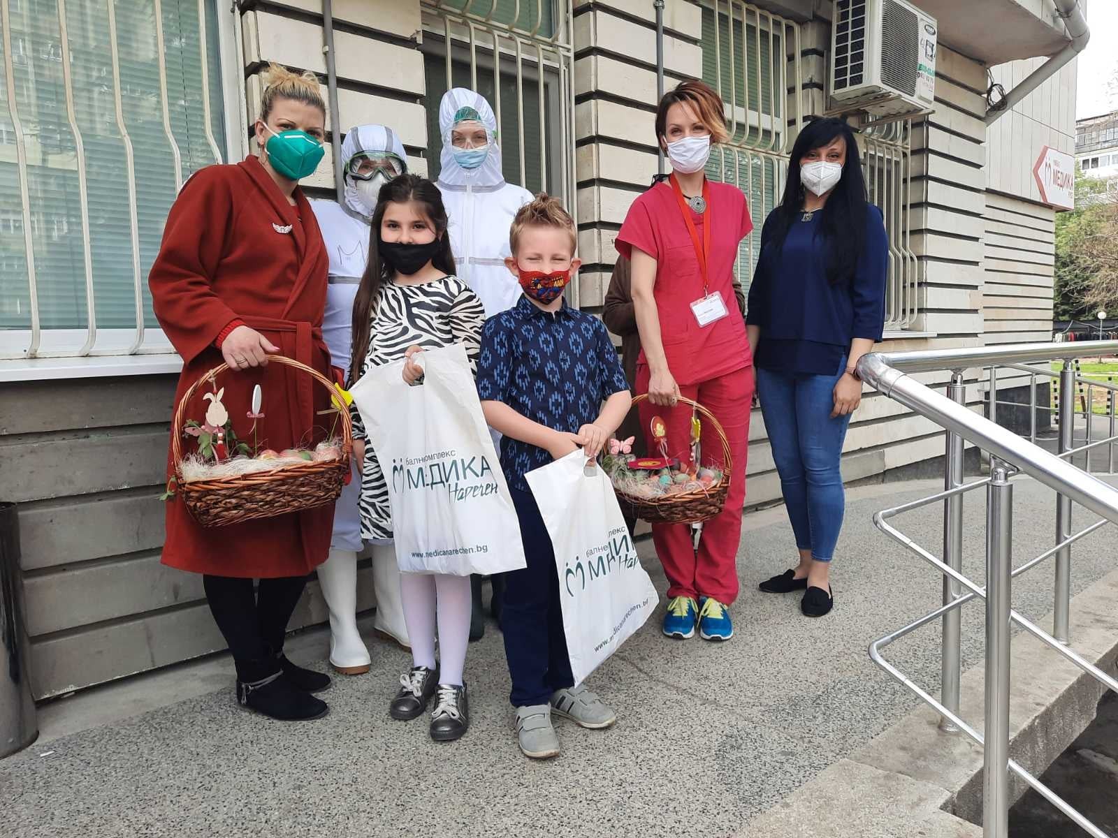 Деца от Мартен дариха с Великденски яйца медиците от УМБАЛ Медика