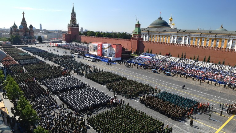 С впечатляващ военен парад на Червения площад Русия показа на света изключителна мощ