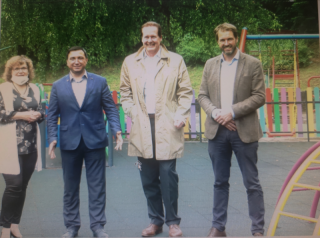 Кметът  д-р Мехмед Мехмед благодари на мажоритарния собственик на „Каолин“ ЕАД  Роберт Линдеман-Берк, управляващ партньор в „Кварцверке“.