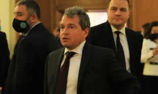 Той нахока Татяна Дончева заради предложението й в началото на новия парламент да бъде подписана от всички политически сили декларация за национално спасение