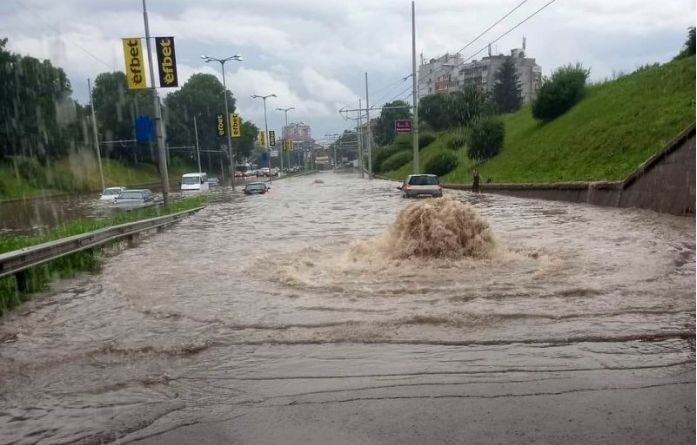 40 л./кв. метър валежи са се изсипали вчера над Русе за половин час при норма за екстремен дъжд от 50 л./кв.м., но за час