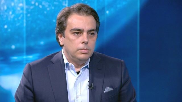 Асен Василев: Кризата не е толкова остра, към момента не се налага теглене на кредит