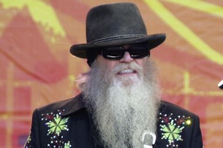 Хил, прочут с визията си - дълга руса брада, слънчеви очила и шапка - се присъединява към групата през 1970 г., една година след основаването ѝ