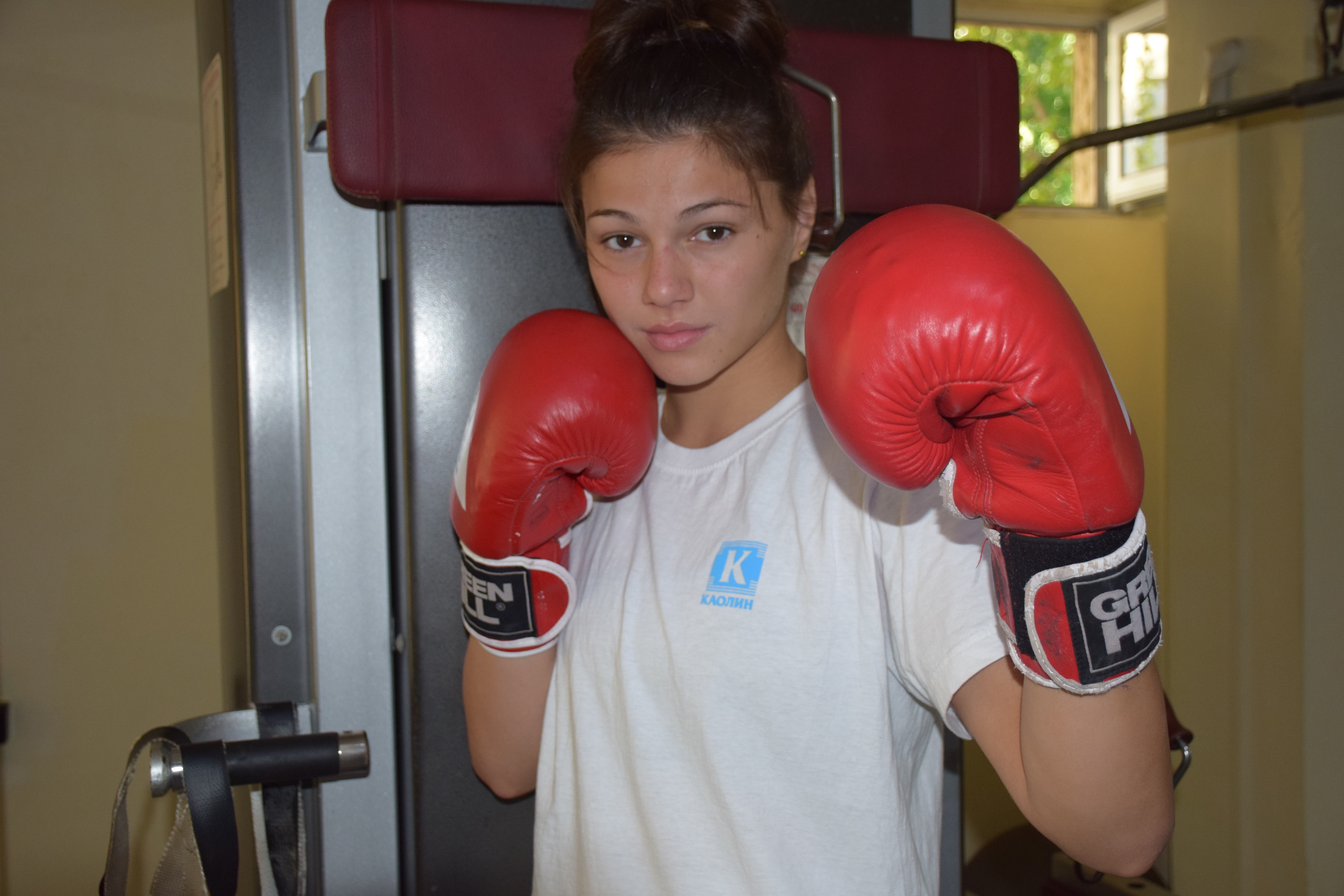 Впечатляваща Анна- Мария Дялова- от беззащитна ученичка до стълбичката с медали на боксовия ринг