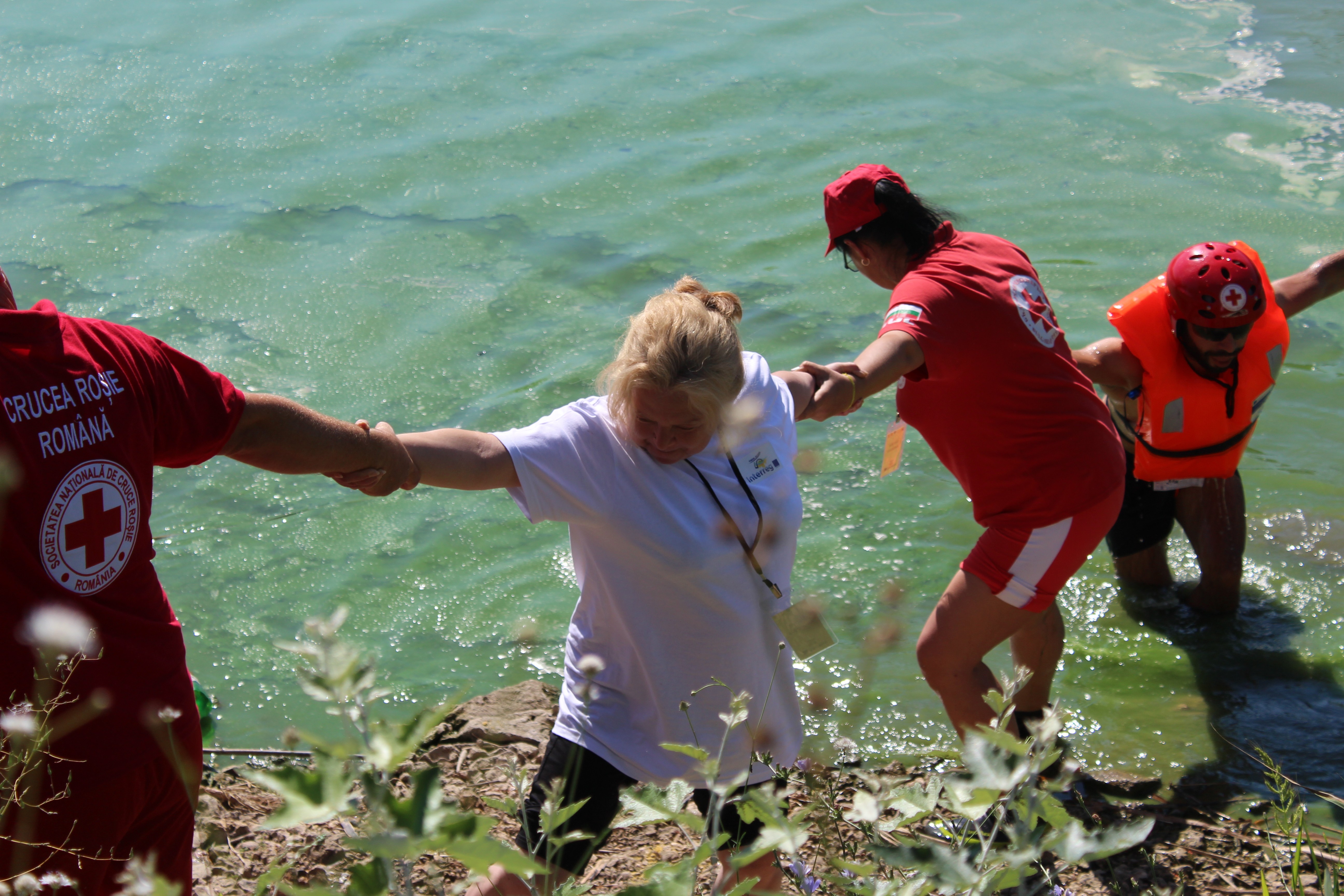 Червенокръстци от Русе и Гюргево показаха умения на езерото в Лесопарка