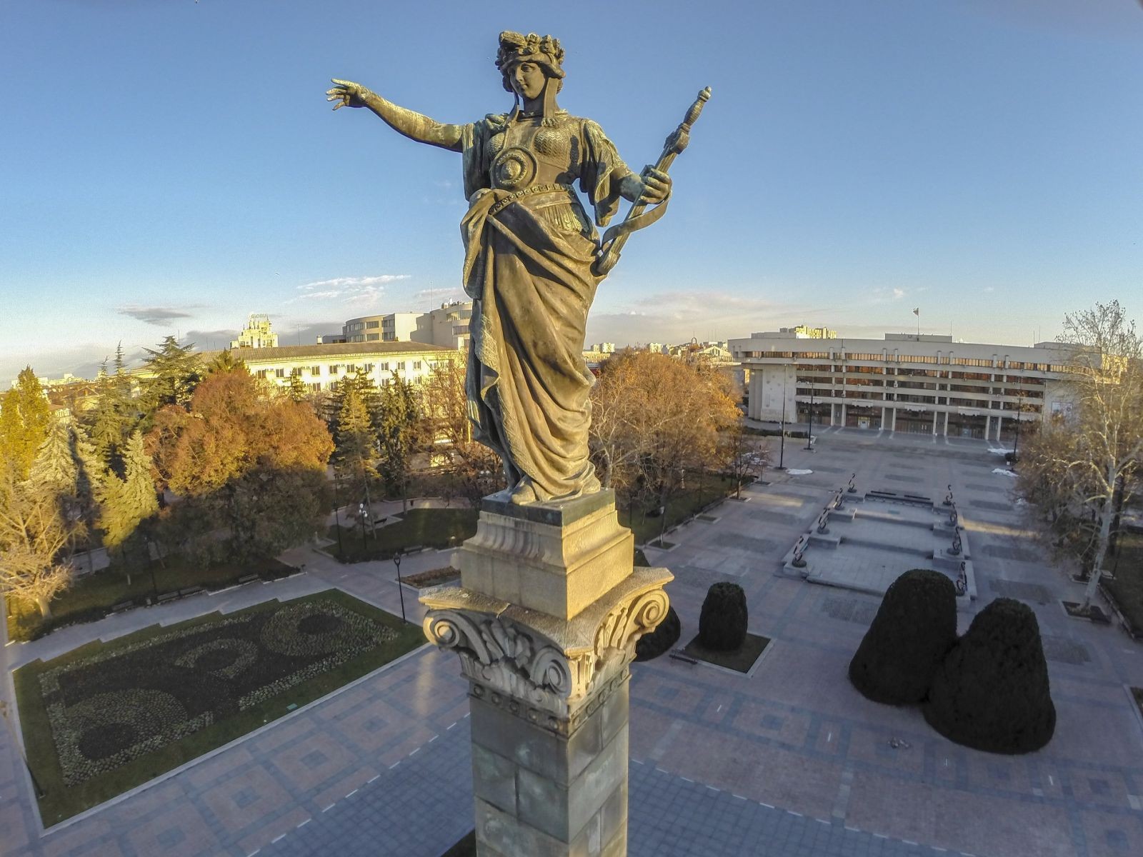 Паметникът на свободата  в центъра на Русее осветен на този ден преди 112 години