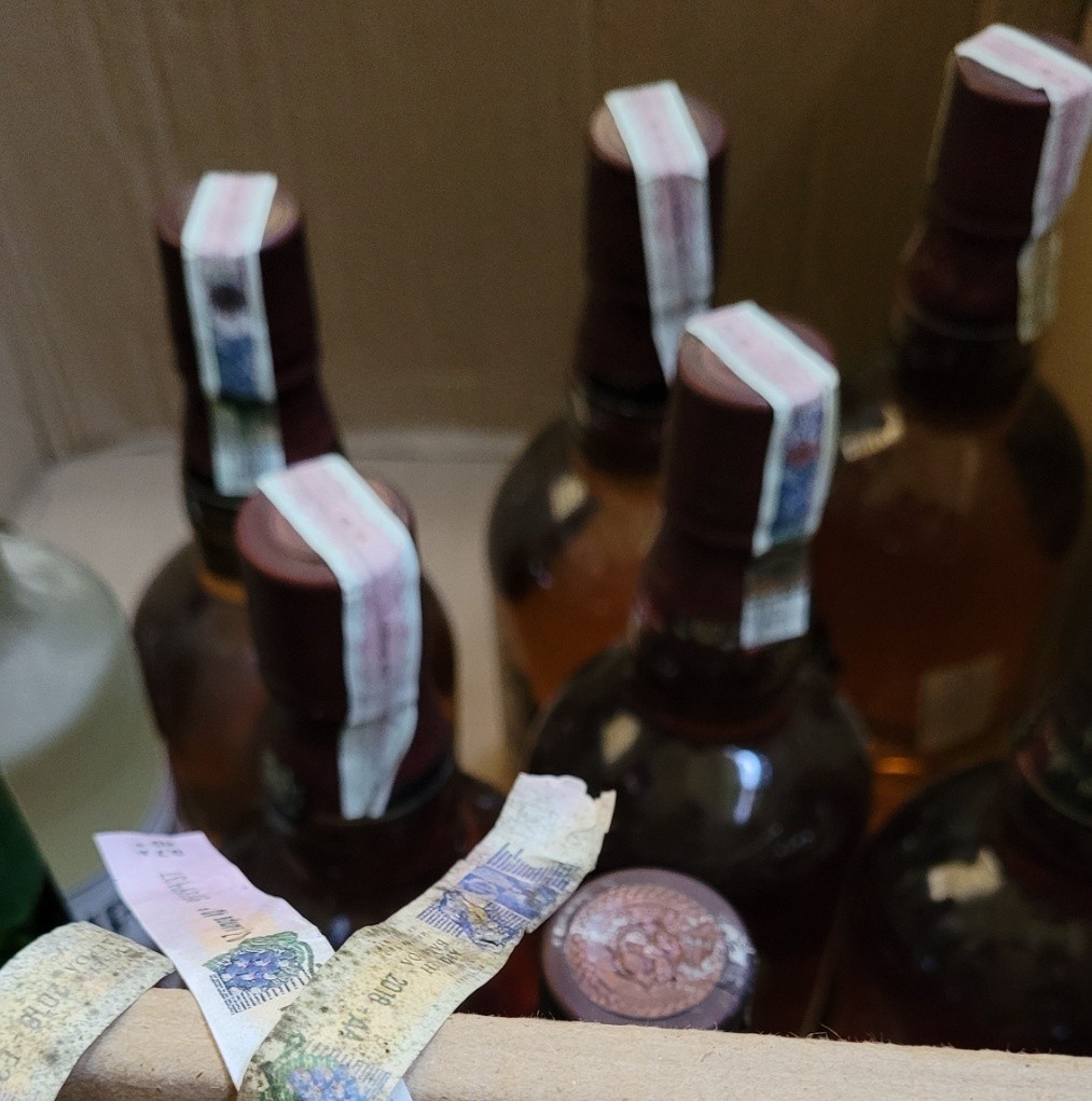 Митнически служители разкриха склад за нелегален алкохол в град Бяла.
