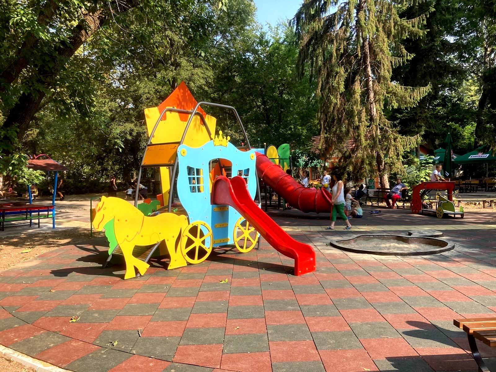 Нова детска площадка в Младежкия парк радва русенци
