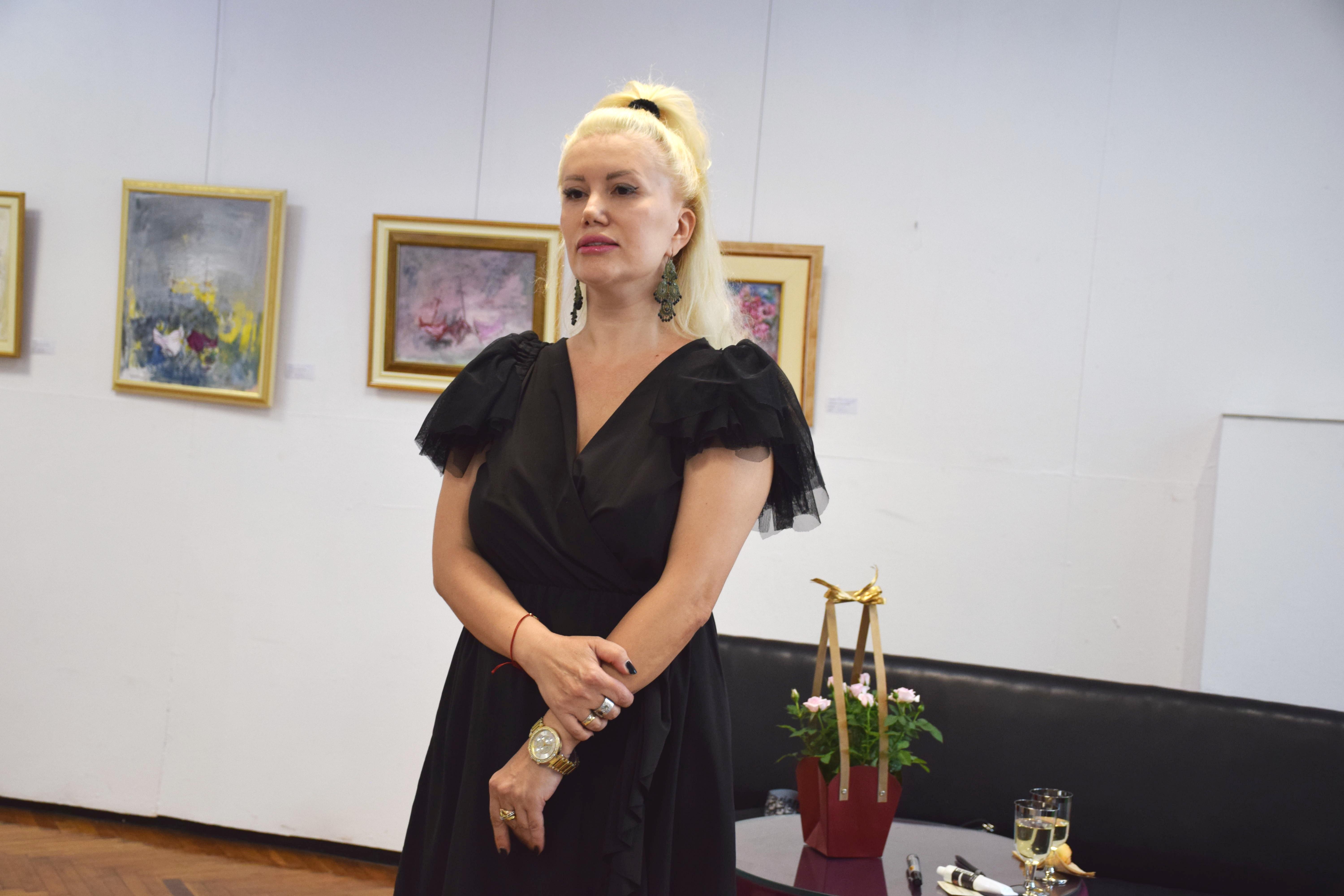  50 творби Живопис проследяват творческия път и развитие в изложбата на Биляна Радославова