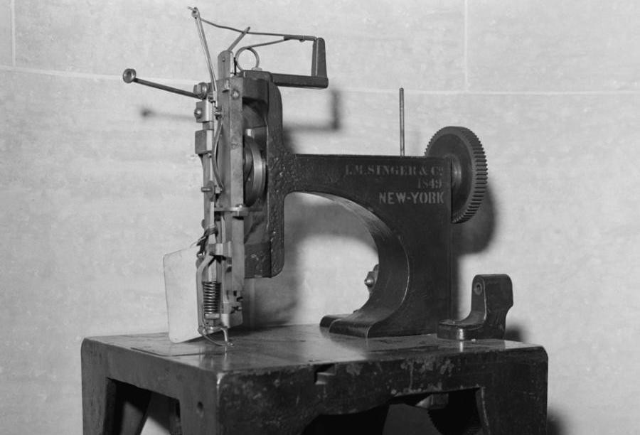 10 септември 1846 г. – Патентоват първата практична шевна машина 