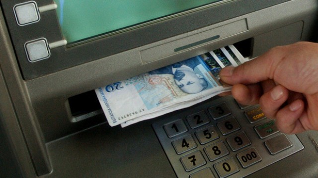  Тегленето на пари от банкомат става все по-скъпа услуга 