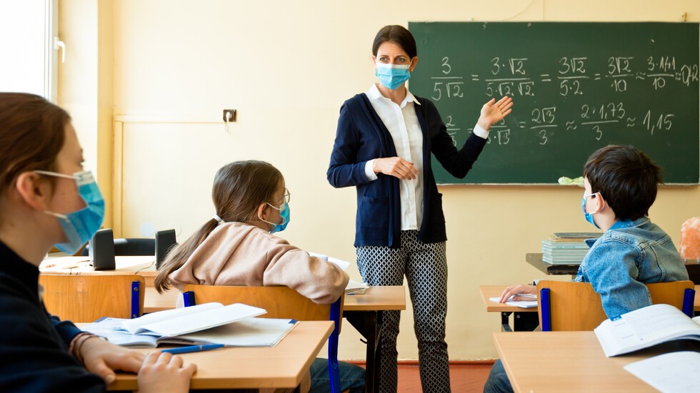 Въвеждат „зелен сертификат“ за учители и лекари
