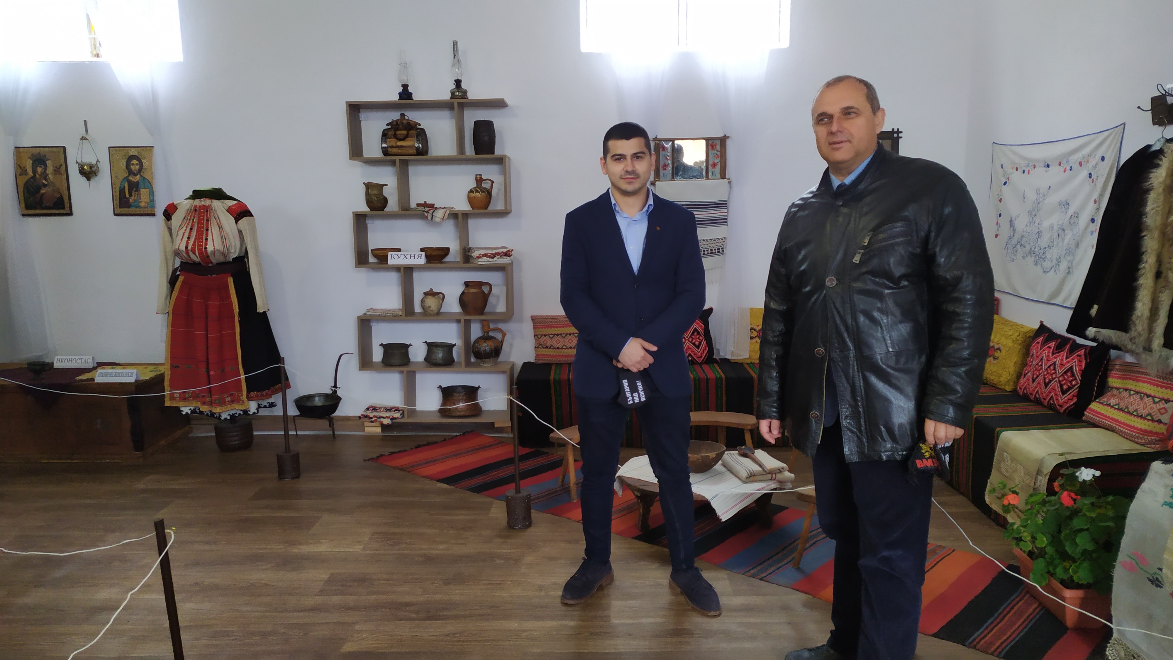 Траян Тотев и зам.-председателят на ВМРО - Искрен Веселинов  на откриване на 