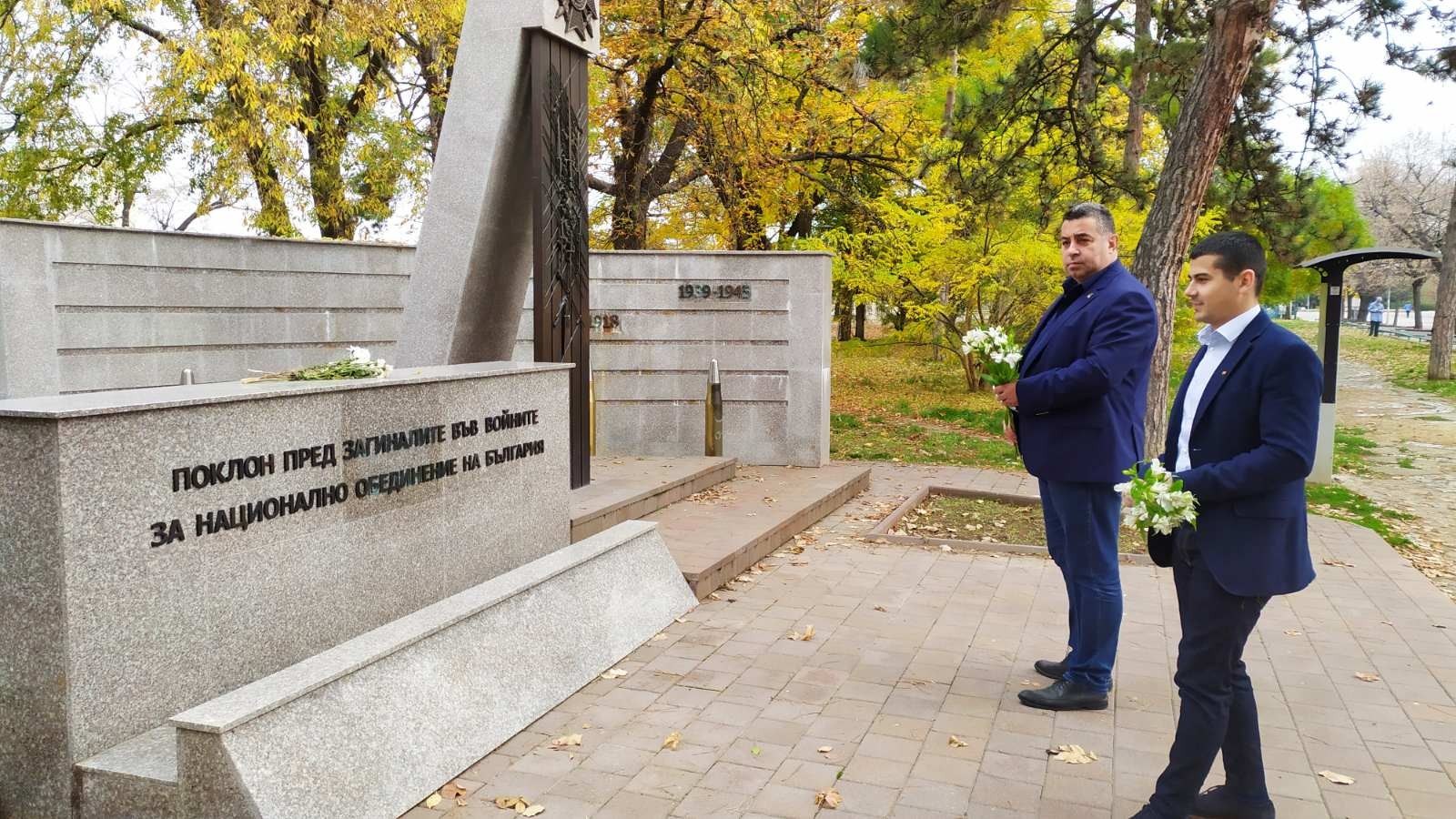 Кандидати за депутати от ВМРО- Русе се поклониха пред Мемориала на загиналите във войните за национално обединение русенци 