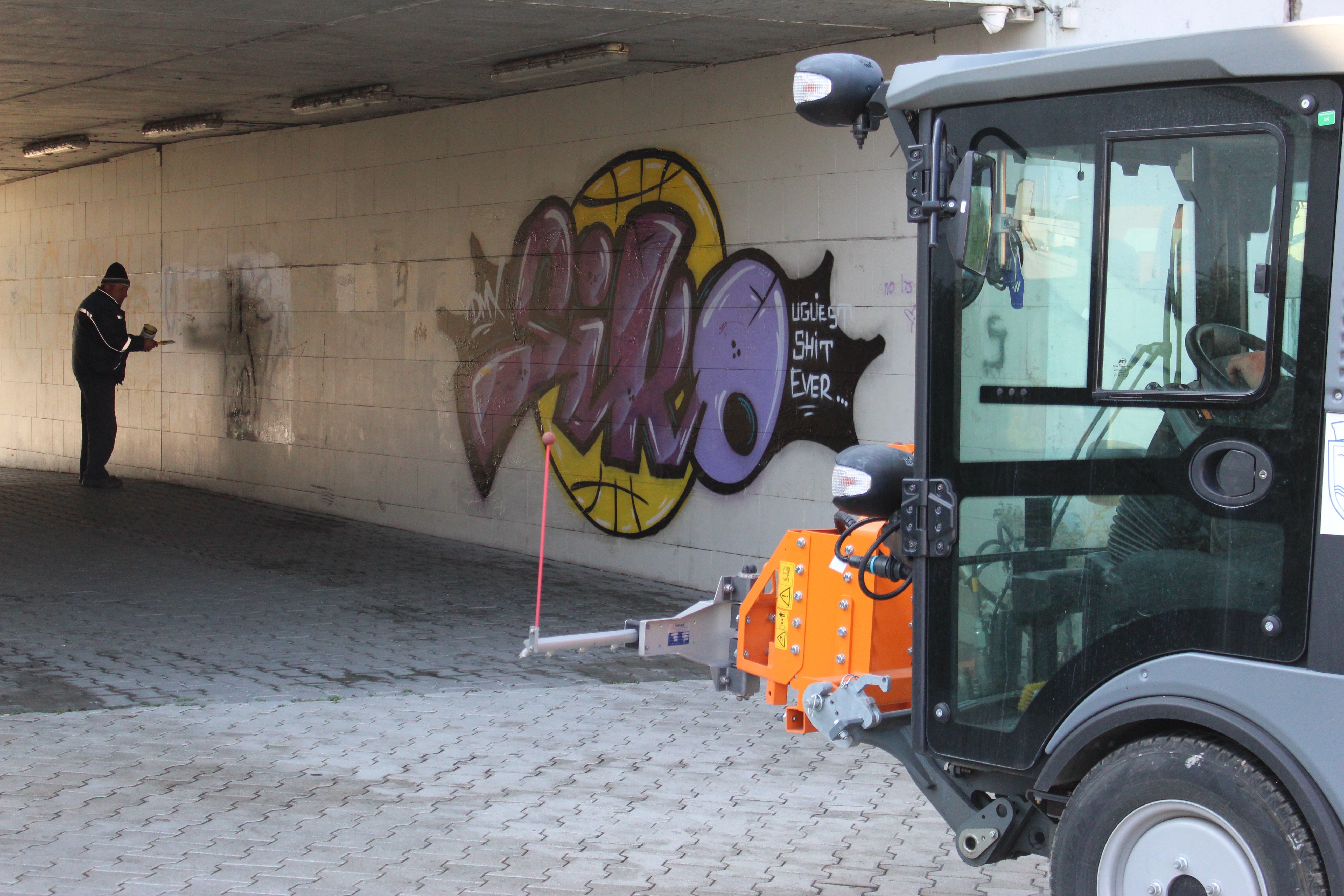 С общинска техника и специален препарат ще се чистят графити в Русе