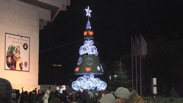 Коледната елха на площада грейва на 1 декември