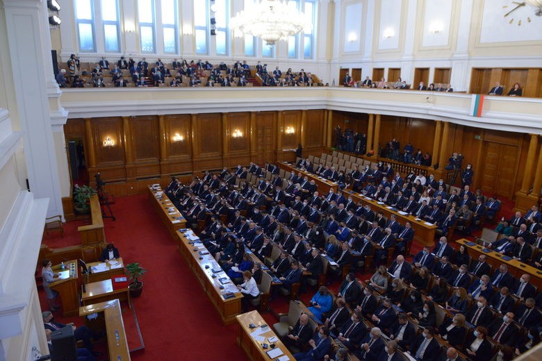 Със 134 гласа “за” България отново има редовно правителство