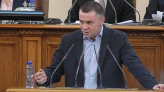 Депутатът от ПП се възмути, че държавното обвинение показно му връчва писмо в парламента