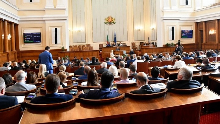 Скандали и рокади в последния момент при гласуването на комисиите в парламента 