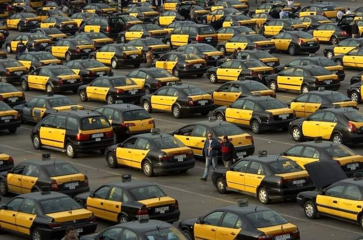 Защо всички таксита в Барселона са черно-жълти?